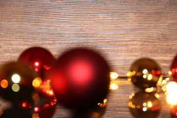 Christbaumkugeln vor leuchtendem Hintergrund