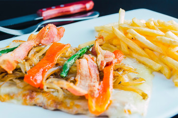 carne de res con tocino, pimiento rojo, cebolla y chile