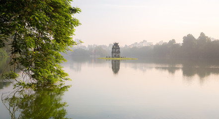 Obraz premium Early morning, Hoan Kiem Lake, Hanoi, Vietnam