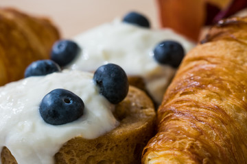 Billberries with crean on top of cake