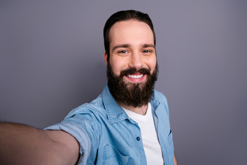 Obraz premium Close up photo of attractive content guy make selfie on spring time vacation journey wear good looking outfit isolated over grey color background
