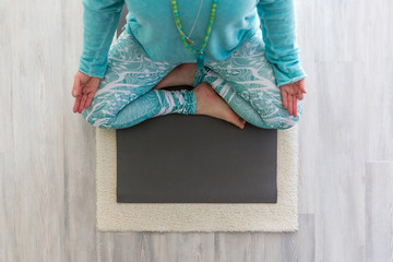 Frau im Meditationssitz bei der Yogastunde