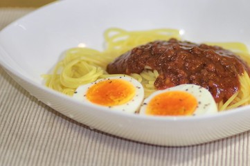 スパゲッティ・ミートソース　ゆでたまご添え