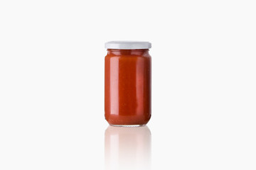 Bote de tomate brillante sobre fondo blanco