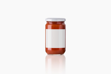 Mockup de bote de tomate sobre fondo blanco