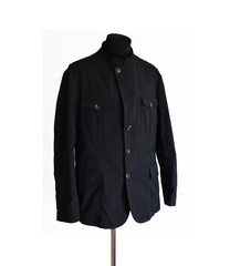 Schwarze Jacke vor weißem Hintergrund
