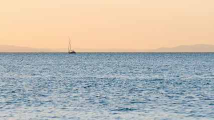 Obraz premium sailboat on the sea at sunset