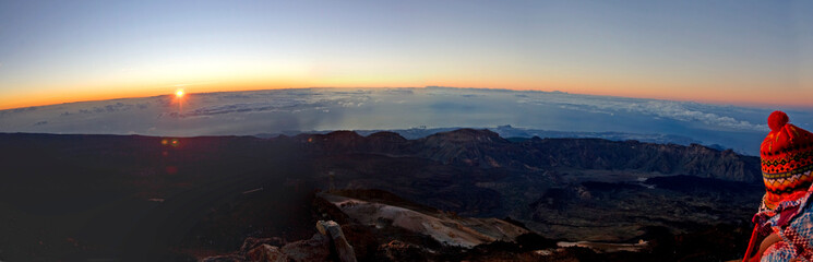 Fototapeta na wymiar watch the dawn from the Teide volcano in the Canaries, natural background, Spain, sunrise in the mountains,