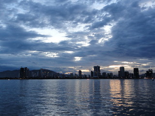 Obraz premium beautiful sunset on the sea overlooking Nha Trang, Vietnam