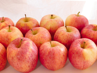 Fototapeta na wymiar Gros plan sur alignement de pomme Gala rouge et fraiche
