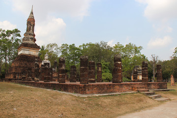 Obraz premium ruined buddhist temple (Wat Tra Phang Ngoen) in sukhothai in thailand 