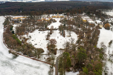 Winterliches Schloss Belvedere mit Orangerie und Parkanlage Weimar aus der Luft