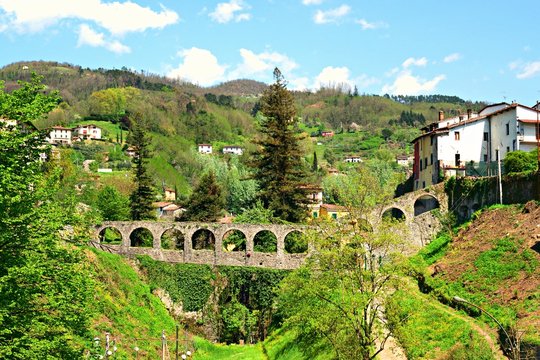 veduta dell'antico acquedotto del XVI secolo del paese di Barga, che dalla sua sorgente in localit&agrave; Rupina portava l'acqua fino nel Castello di Barga. Il borgo di origini medievali in provincia di Luc