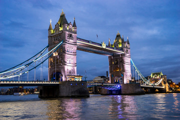 Fototapeta na wymiar Tower bridge of London at night