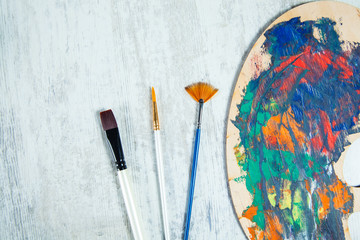 brush writes the acrylic with oil paint on dask