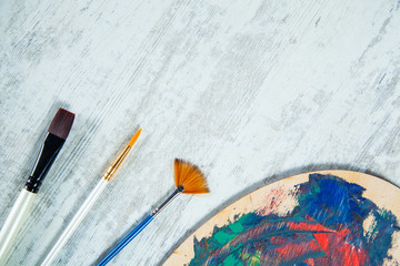 brush writes the acrylic with oil paint on dask