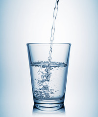 Fototapeta Nalewanie wody do szklanki obraz
