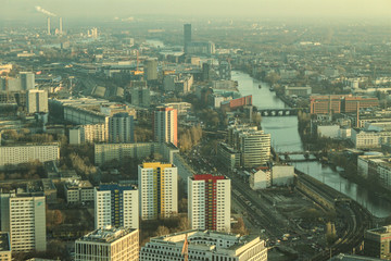 Berliner Mix; Blick vom Fernsehturm entlang der Spree nach Treptow