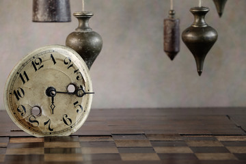 Steampunk oggetti antichi filo a piombo e vecchio orologio resistono al tempo
