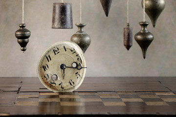 Steampunk oggetti antichi filo a piombo e vecchio orologio resistono al tempo