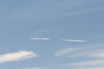 Himmel. Blauer Himmel, hellblau mit wenigen Wolken, Cirruswolke, Federwolke 