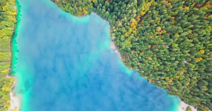 Vista aerea della natura, acqua e foresta si incontrano tra le montagne