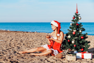 Obraz premium the girl at sea at the resort Christmas and new year