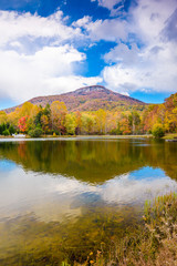 Naklejka premium Yonah Mountain, Georgia, USA autumn landscape and lake.