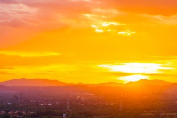 Obraz premium Beautiful landscape with sunrise or sunset over mountain