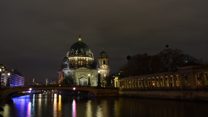Fototapeta na wymiar berlin cathedral at night with spree