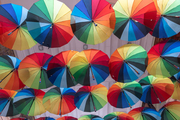 Bunte Schirme in der Schirmgasse in Bukarest