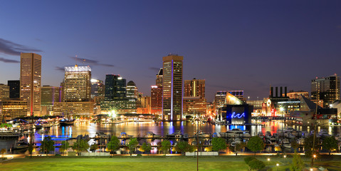 View of the Baltimore Inner Harbor and skyline during dusk from Federal Hill, USA - obrazy, fototapety, plakaty