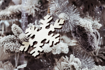 Décoration en bois en forme de flocon de neige dans le sapin de Noel