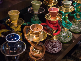kleine Shishas, Wasserpfeifen auf einem Markt in Muscat Oman