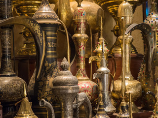Fototapeta na wymiar antiquitäten messing, markt muscat Oman, Souvenirs 