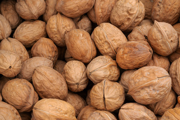 The natural texture of the walnut background in the shell is close-up.