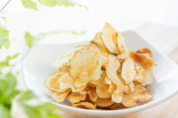 キクイモ、菊芋、きくいも、チップス、ノンフライ、ヘルシー、野菜、食べ物、料理、食材、根菜、健康、健康食、イヌリン、血糖値、食物繊維、糖尿病、おやつ、健康食材、お菓子、植物、キク科、健康食品、ポテトチップス、ブタイモ、ダイエット、食品、甘い、皿、自然、電子レンジ、菓子、美味しい、おいしい、日本、写真