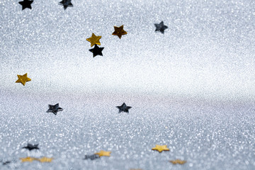  Sternchen vor silbernem Hintergrund