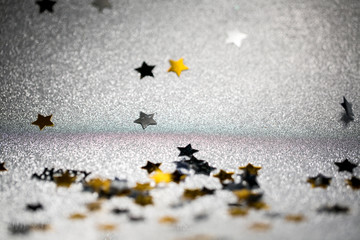 flallende Sternchen vor silbernem Hintergrund