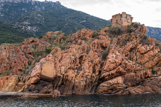 Calanche de Piana, en Corse sous un ciel de plomb