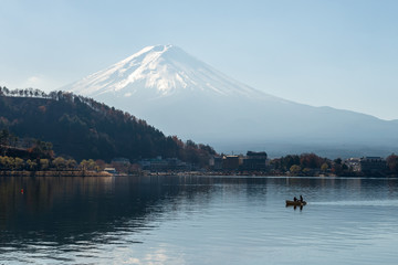 Der Fuji-san über dem Kawaguchi-See von der Stadt Fujikawaguchiko aus