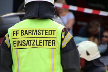 Feuerwehr Absperrung und Einsatzleiter