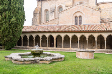 Fototapeta premium Le cloître de l'Abbaye de Saint-Hilaire
