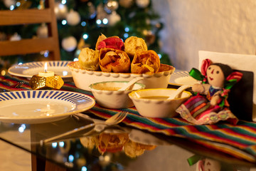 Tamales Comida mejicana tradicional en fiestas de navidad en mesa preparada