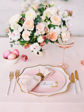 Elegant table setting with flowers