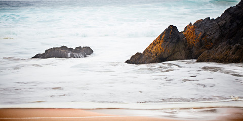 Rocas junto a la playa