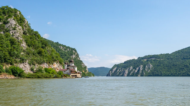 Idyllisch gelegenes Kloster Mraconia in der Region Clisura Dunarii entlang des rumänischen Donauufers im Süden Banats