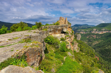 Fototapeta na wymiar das Dorf Siurana in Katalonien, Spanien - village Siurana in Catalonia mountains