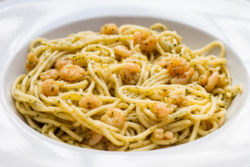 cooked spaghetti with prawns