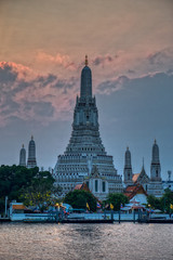 Naklejka premium Wat Arun bei Sonnenuntergang